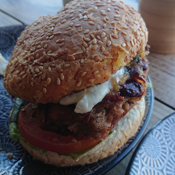 photo of Hang Ten Cafe vegan burger shared by @betterplanet on  23 Jul 2022 - review