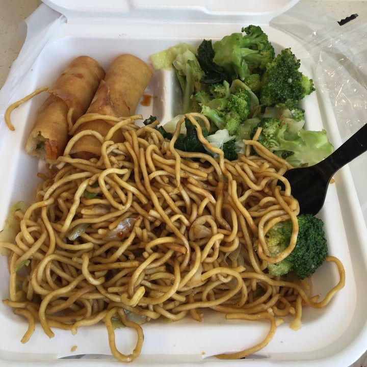 photo of Panda Express Noodles, Broccoli And Spring Rolls shared by @irevetcr on  20 Dec 2020 - review