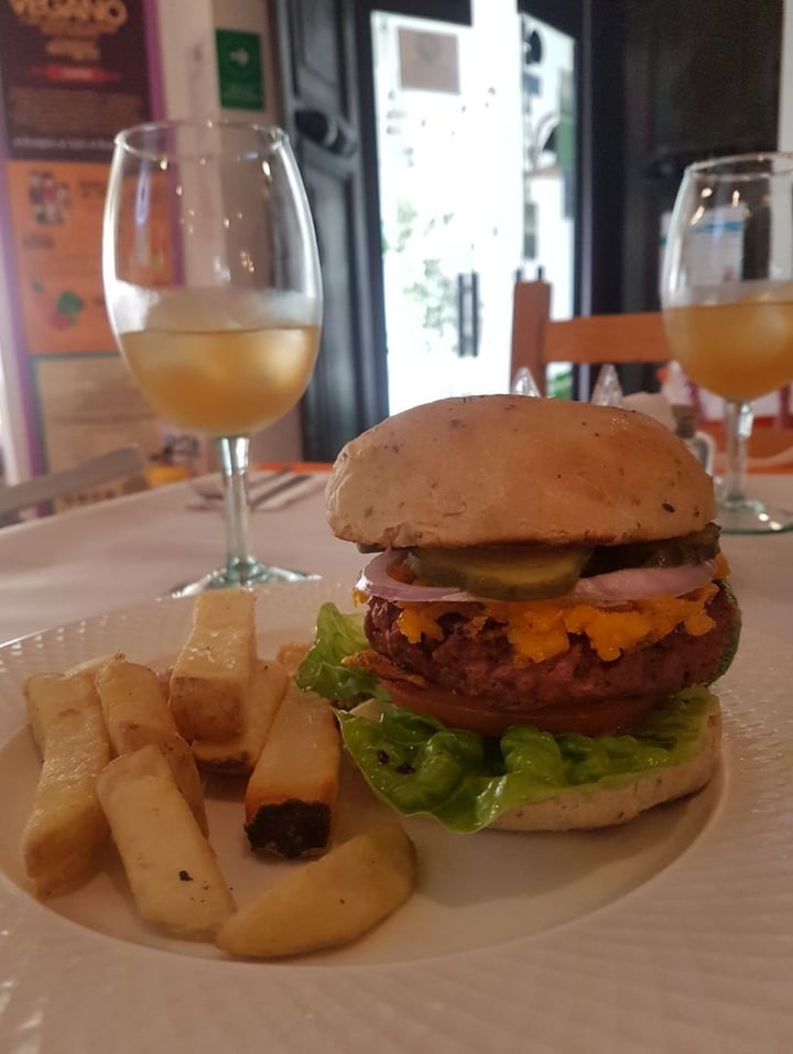 photo of Caballete & Berenjena Vegan Food Hamburguesa Beyond Meat shared by @kathymoscoso on  13 Jan 2020 - review