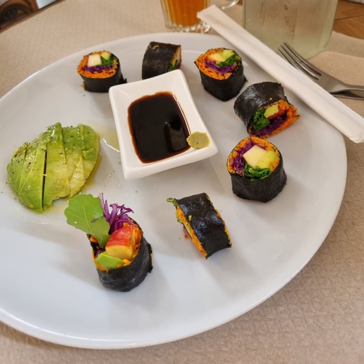 photo of Écru Sushi roll, 7 pezzi, con tagliata di Avocado shared by @d413n on  18 Oct 2022 - review