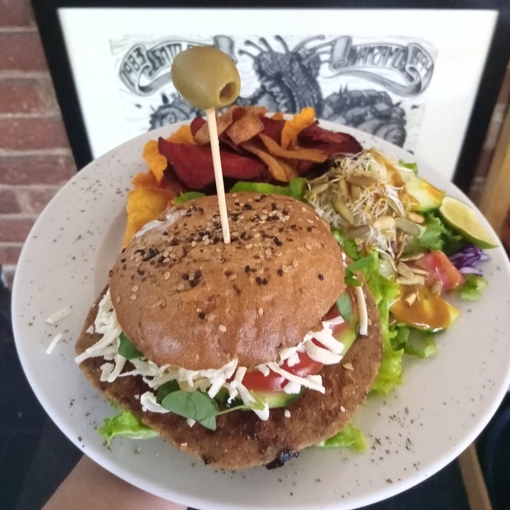 photo of Paraíso Oja Santas Box lunch hamburguesa shared by @pibs on  27 Oct 2021 - review