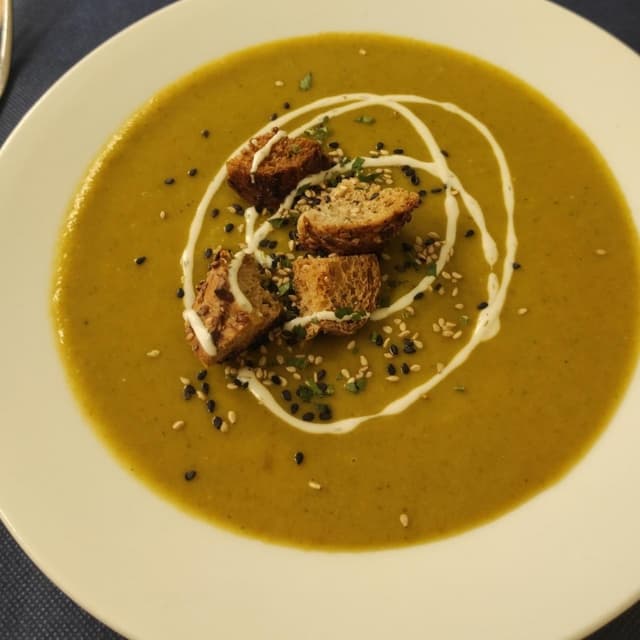 菜肴“Crema De Brócoli Y Apio”的照片