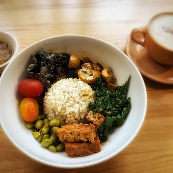 review photo of Greens And Beans Tempeh Buddha Bowl shared by @travelforchange on 10 Aug 2021 - review