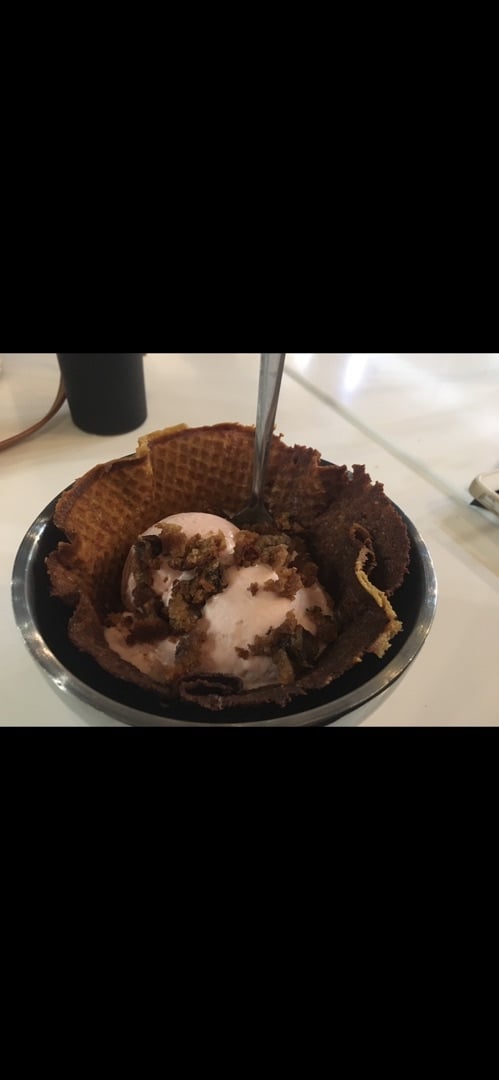 photo of HeladoDude HeadQuarters Helado De Fresa Y Waffle Bowl Gluten Free shared by @kvalenzuela on  26 Jan 2020 - review