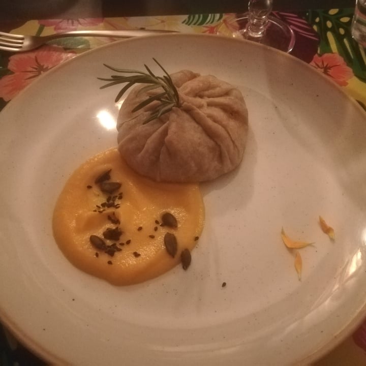 photo of Pitagora Locanda Vegana Skartos: Fagottino Cotto Al Forno Ripieno Di Verdure Con Crema Di Carote, Curry E Cocco shared by @manupip on  22 Jul 2022 - review