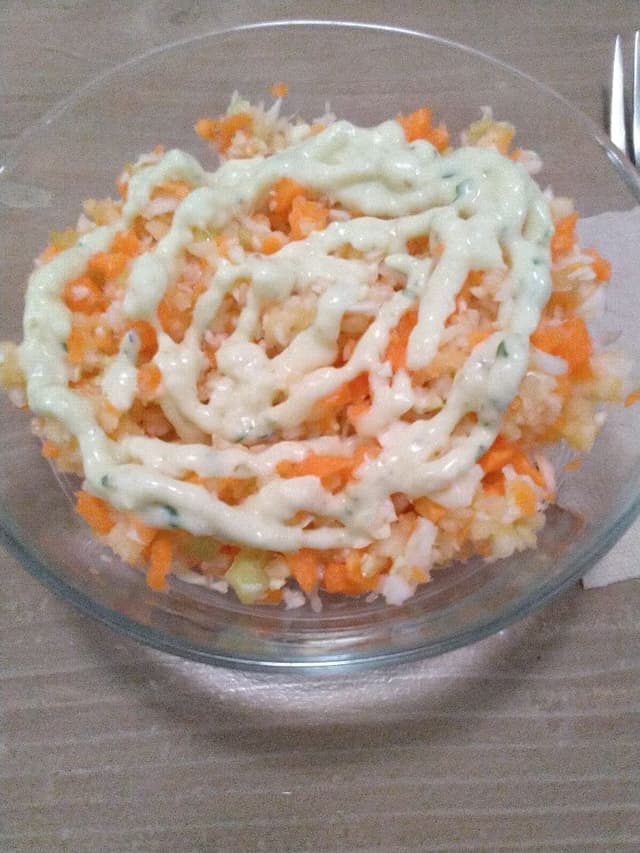 Photo of the dish “Ensalada de col, zanahoria y manzana con mayonesa vegana”