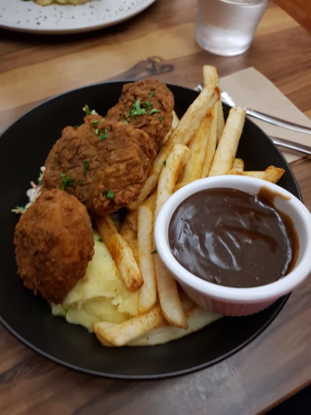 菜肴“Fried 'chickn' with mash and gravy”的照片