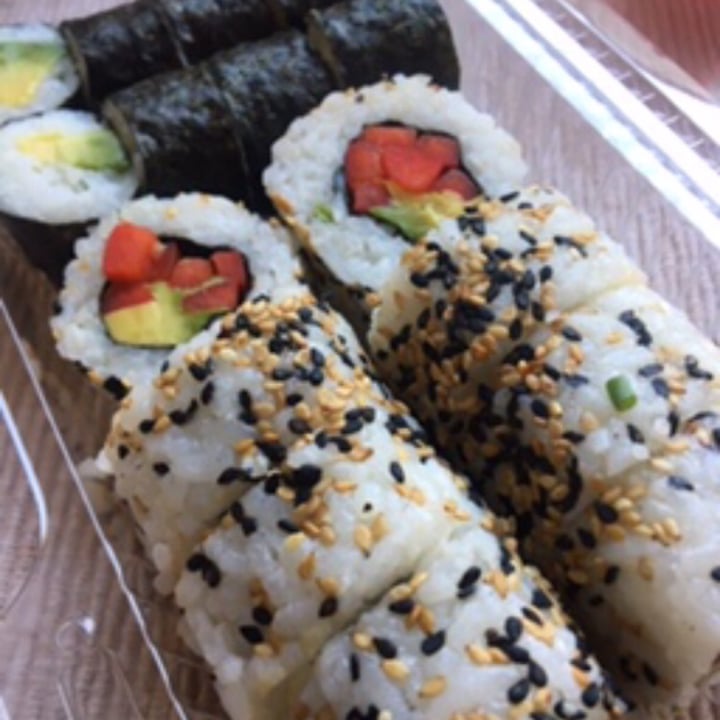 photo of Alaska Sushi Fusion Sushi vegano shared by @pawbraw on  18 May 2020 - review