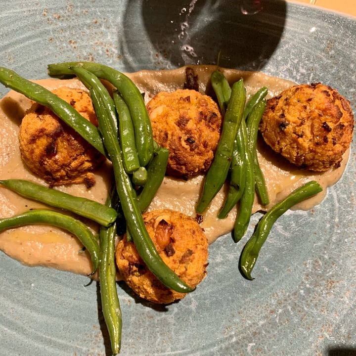 photo of Il Rovescio Polpette Di Legumi Su Crema Di Melanzane E Fagiolini Croccanti shared by @giulial7 on  16 Jul 2022 - review