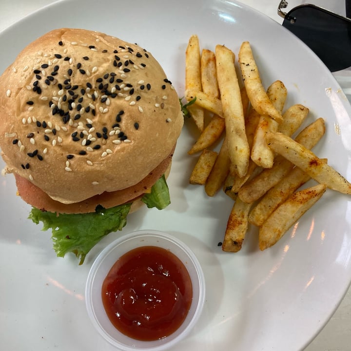 photo of Vegamo MX Hamburguesa de Falafel shared by @veganskater on  26 Apr 2022 - review