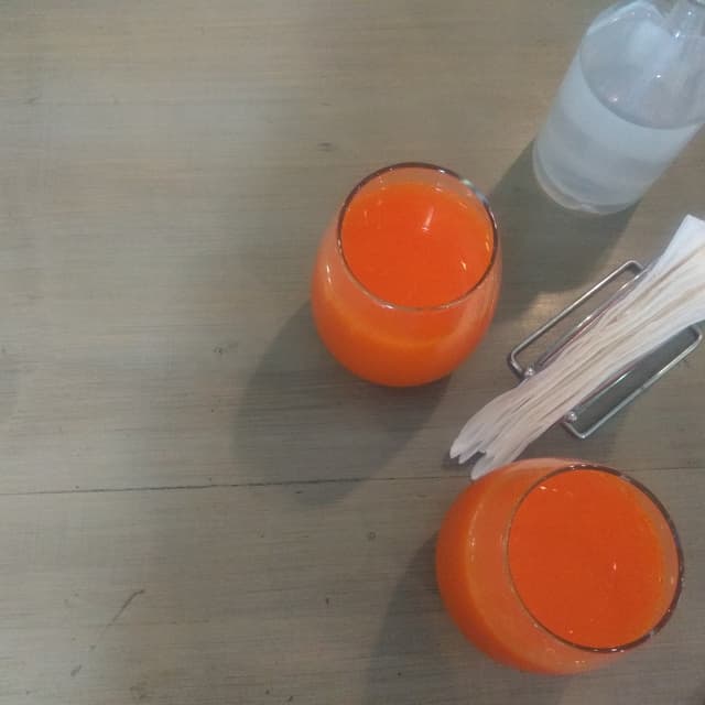「Jugo natural antioxidante de zanahoria y naranja」の料理の写真