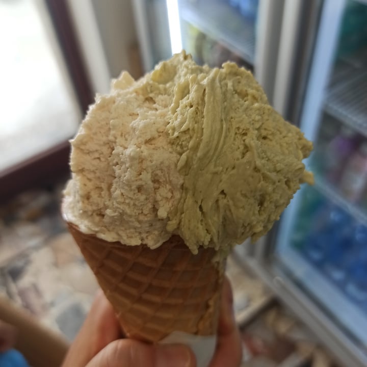 review photo of Gelateria PeterPan cialda nocciola e pistacchio shared by @giuliazucca on 15 Sep 2022 - review