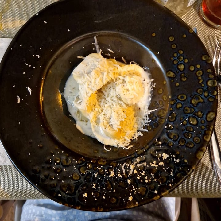 photo of Essenza Love Natural Food cappellacci ripieni di carbonara con crema di gondino con tartufo fresco e pepe nero shared by @violetsandford on  30 Aug 2022 - review