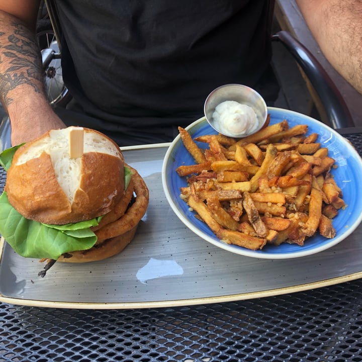 photo of Vegan Street Truffle Mushroom Burger shared by @madbatata on  11 Aug 2022 - review