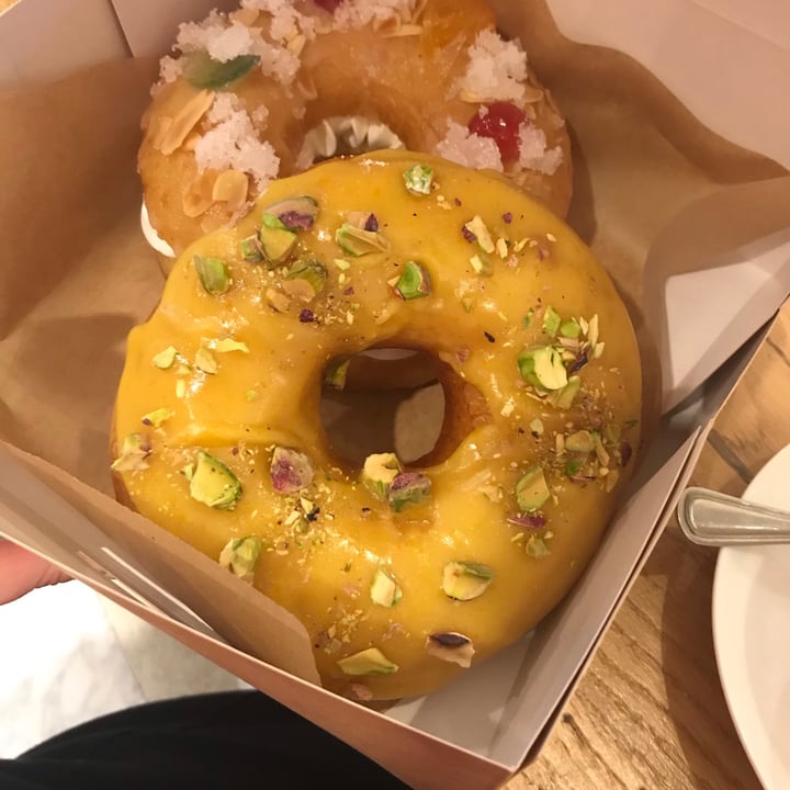 photo of VegAmazing Doughnuts Donut naranja y pistacho shared by @daytruji on  08 Jan 2021 - review