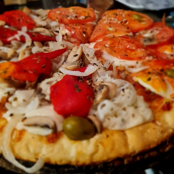 photo of Vendetta Pizza Mitad Napolitana Vegan Y Mitad Muzza Felices Las Vacas shared by @pablo on  12 Jul 2021 - review