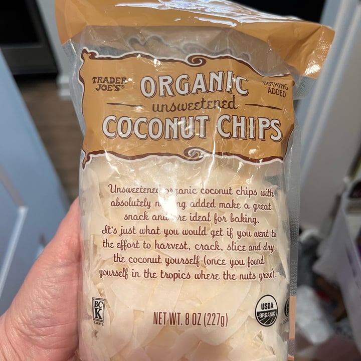 review photo of Trader Joe's Organic unsweetened Coconut Chips shared by @lemealex on 10 May 2022 - review