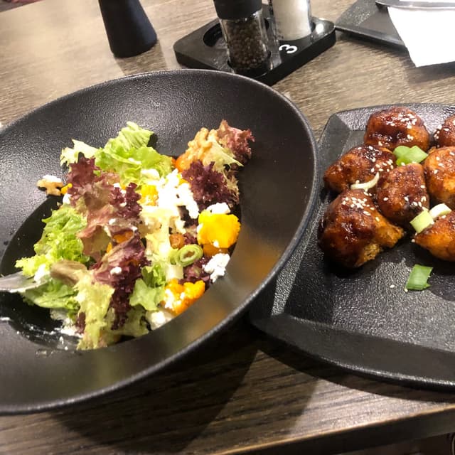 Foto do prato “Buffalo wings Cauliflower And Salad”