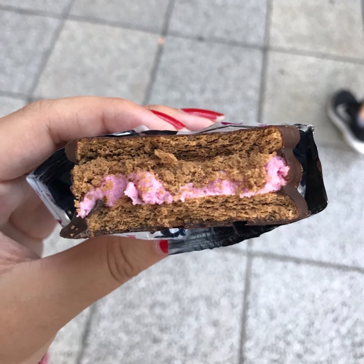 photo of Un Rincón Vegano Alfajor de Frutos del Bosque shared by @vallestevez on  09 Apr 2021 - review