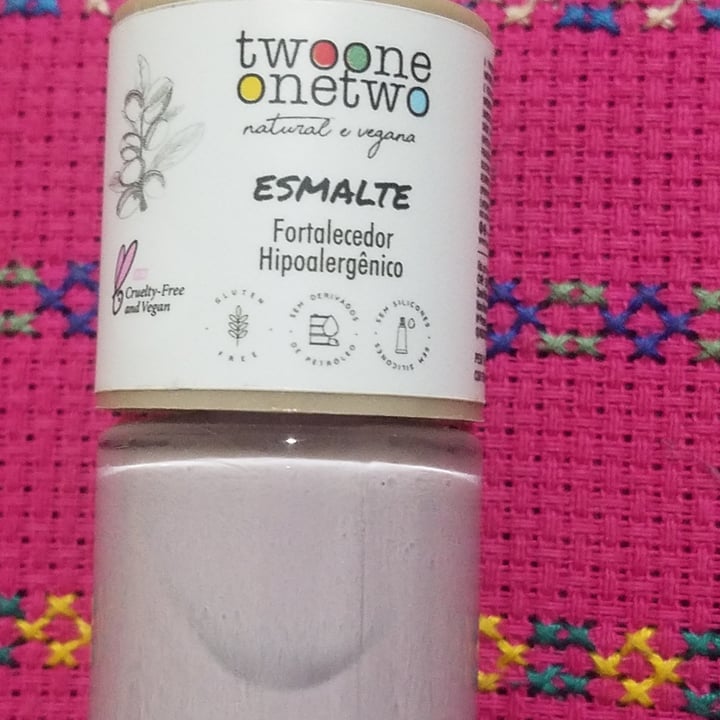 photo of Twoone Onetwo Esmalte Fortalecedor Hipoalergênico Frozen shared by @tatianenaches on  26 Jul 2022 - review