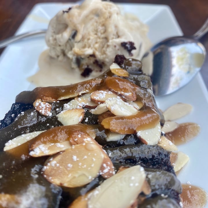 photo of O’cado Restaurant Chocolate Cake & Caramel Ice Cream shared by @amazingeverywhere on  09 May 2021 - review