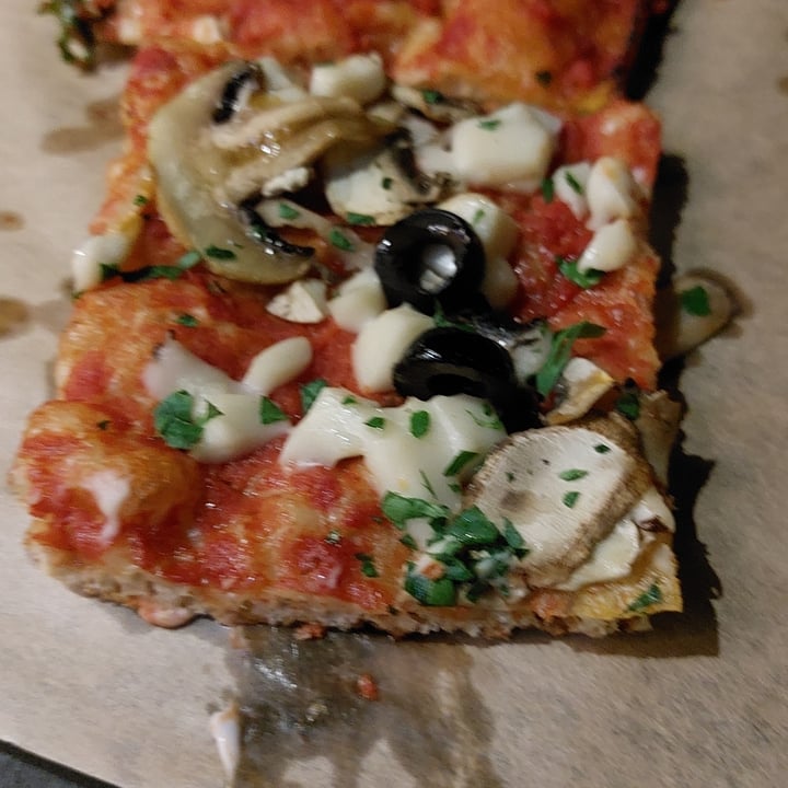 photo of IL LOCA Pizza a Taglio Rossa funghi e olive shared by @wandavetveg on  28 Apr 2022 - review