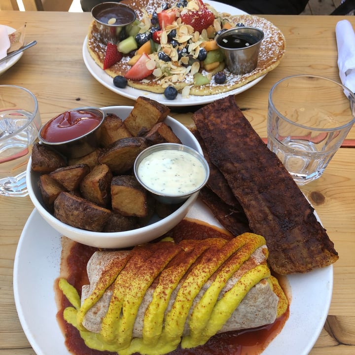 photo of Lola Rosa Place des Arts Breakfast Burrito shared by @missnarciss on  21 Dec 2020 - review