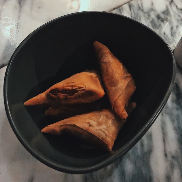 Foto do prato “Potato & Cashew Samosa”