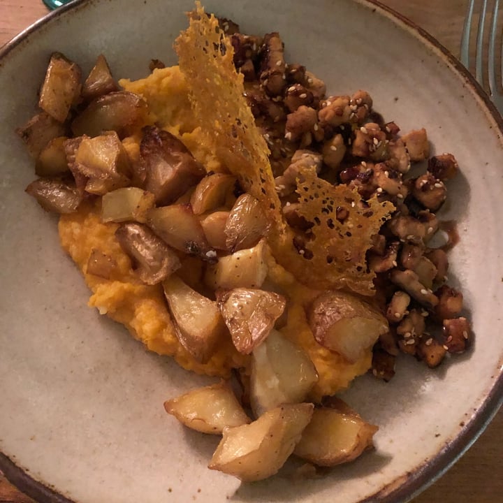 review photo of La dispensa di Amelia tempeh su puré di patate dolci e patate arrosto shared by @virginiapaladino on 29 May 2022 - review