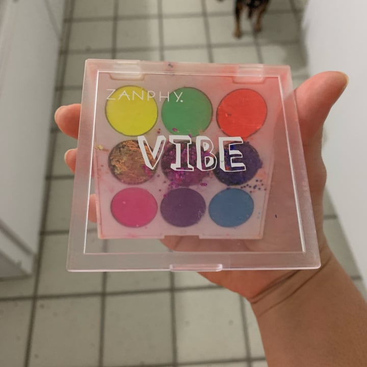 review photo of zanphy paleta de sombra neon shared by @amandademelomatos on 22 May 2022 - review