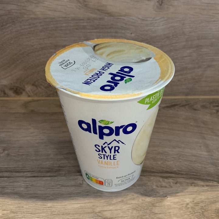 photo of Alpro Skyr Style Vanilla shared by @carolinschuetz on  10 Aug 2021 - review