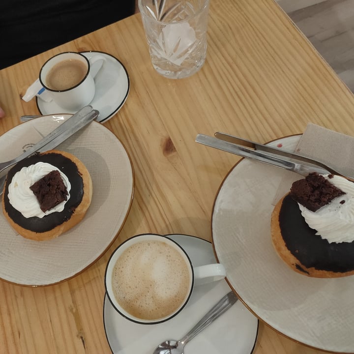 photo of Delish Vegan Doughnuts Chocolate y brownie shared by @dolguldur on  21 Jun 2021 - review