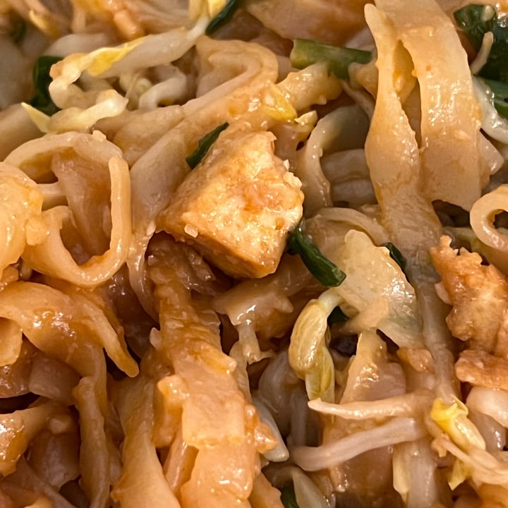 photo of Trader Joe's True Thai Vegetable pad thai shared by @helenafox333 on  25 Aug 2022 - review