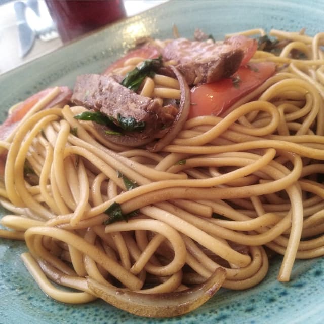 菜肴“Tallarines lomo saltado”的照片