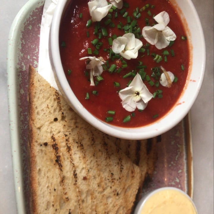 photo of Erpingham house Tomato Soup And Sourdough Bread With Garlic Butter shared by @kaashvi on  03 Sep 2020 - review