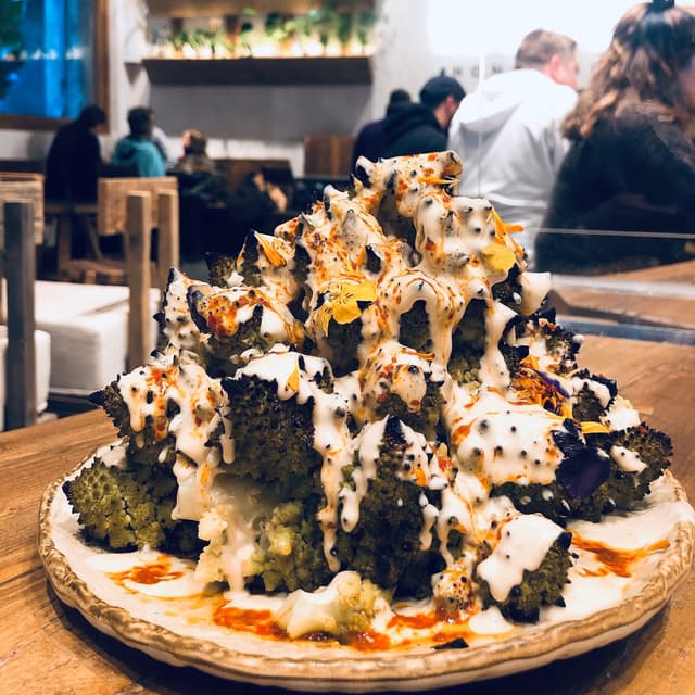 Photo du plat “Coliflor Romana con Tahini y Harissa”