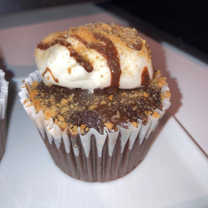 photo of Sweets from the Earth Smores Cupcake shared by @chloslo on  05 Sep 2021 - review