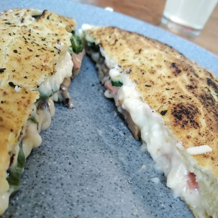 photo of Ixteriolo's Calzone shared by @selrmoon on  12 Mar 2022 - review