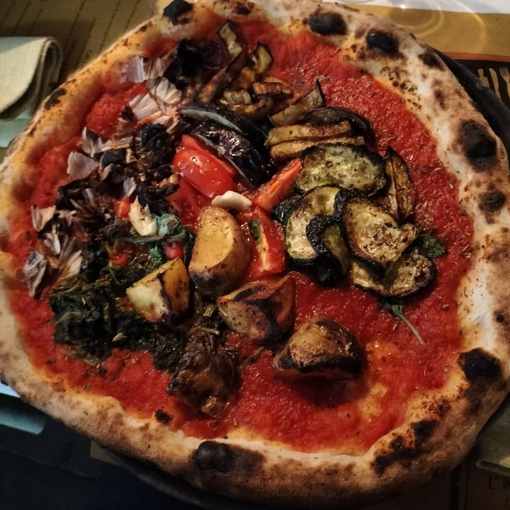 photo of Trattoria e pizzeria Olive & Capperi Pizza Marinara Con Verdure Di Stagione shared by @cocopelli on  19 Sep 2022 - review