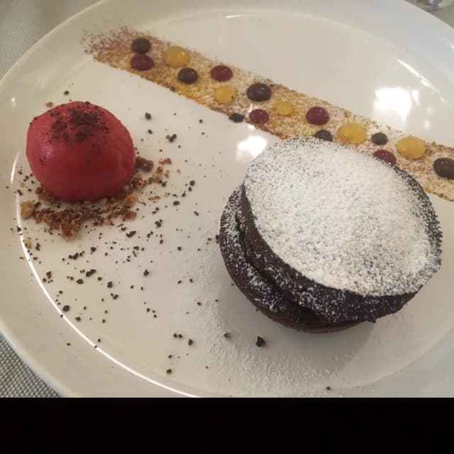 Foto del piatto “Tortino al cioccolato con cuore morbido e gelato al lampone”