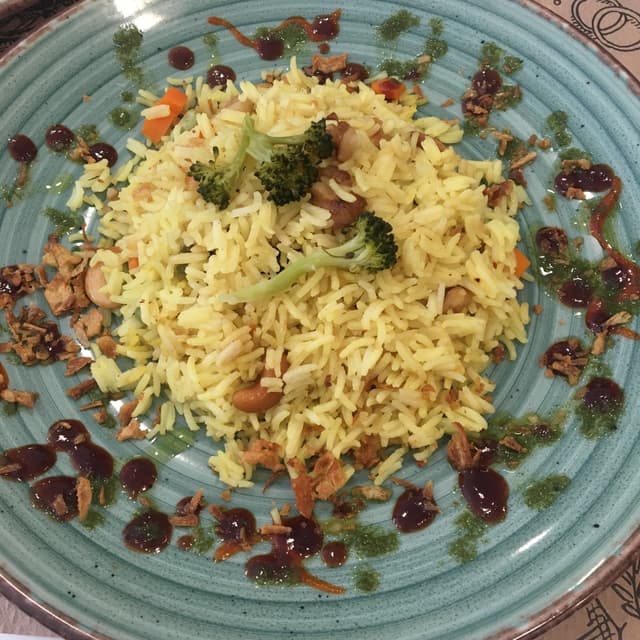 Foto del plato “Wok de arroz con curry y frutos secos”