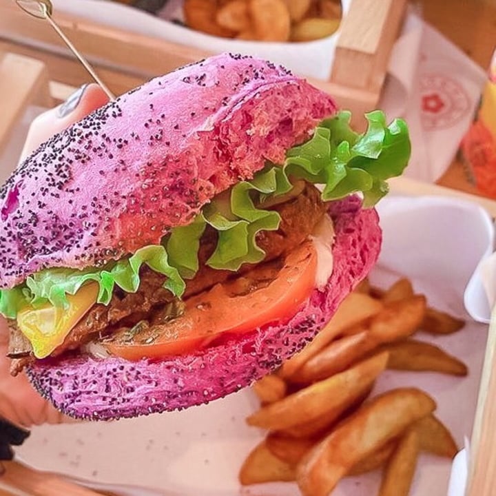 photo of Flower Burger Cherry Bomb shared by @brunaboogie on  19 Feb 2020 - review