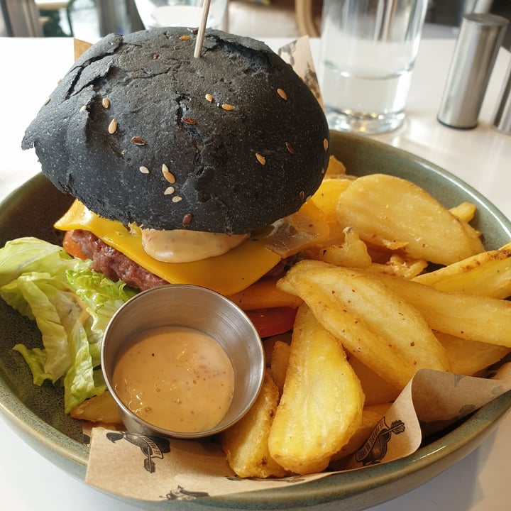 photo of Le Paradis du fruit Vegan Burger shared by @kiaracano on  17 Oct 2020 - review