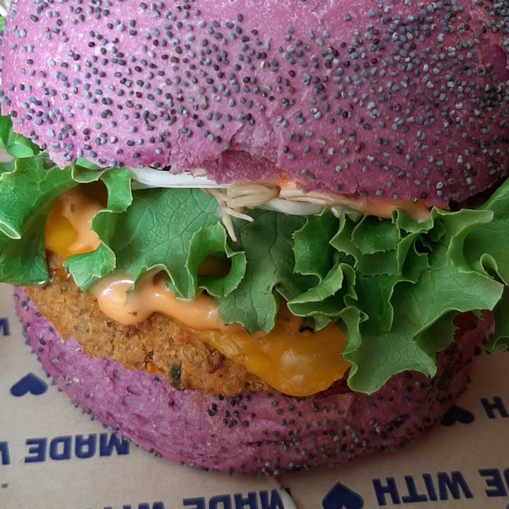 review photo of Flower Burger Cherry Bomb shared by @elly88 on 12 Nov 2021 - review