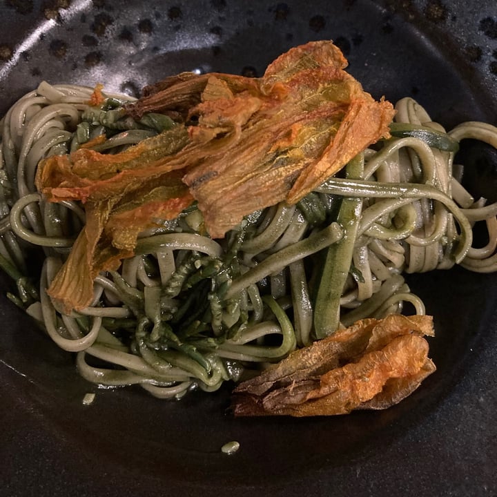 photo of Romeow Cat Bistrot Linguine al limone e pepe rosa con fitoplancton marino, foglia d’ostrica, zucchine e fiori di zucca croccanti shared by @barbarabice on  12 Aug 2021 - review