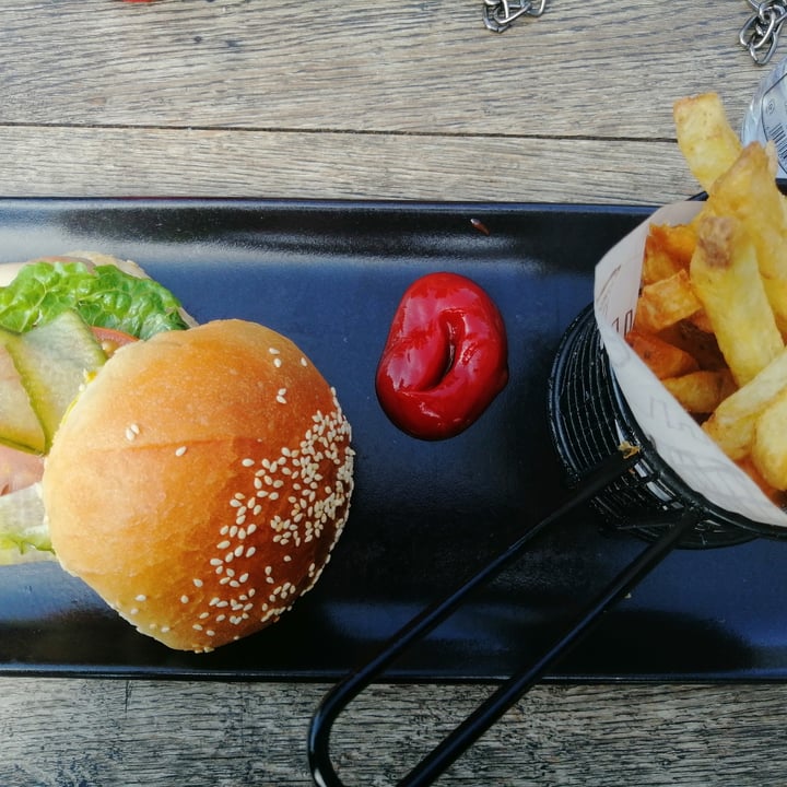 photo of Hudsons The Burger Joint (Bedfordview) The Infinity Burger shared by @michellebarendse on  26 Jun 2021 - review