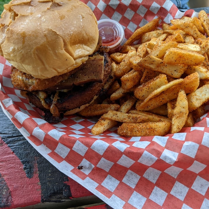 photo of People Under the Staircase Bacon Deluxe Burger shared by @rcrw88 on  21 Aug 2021 - review