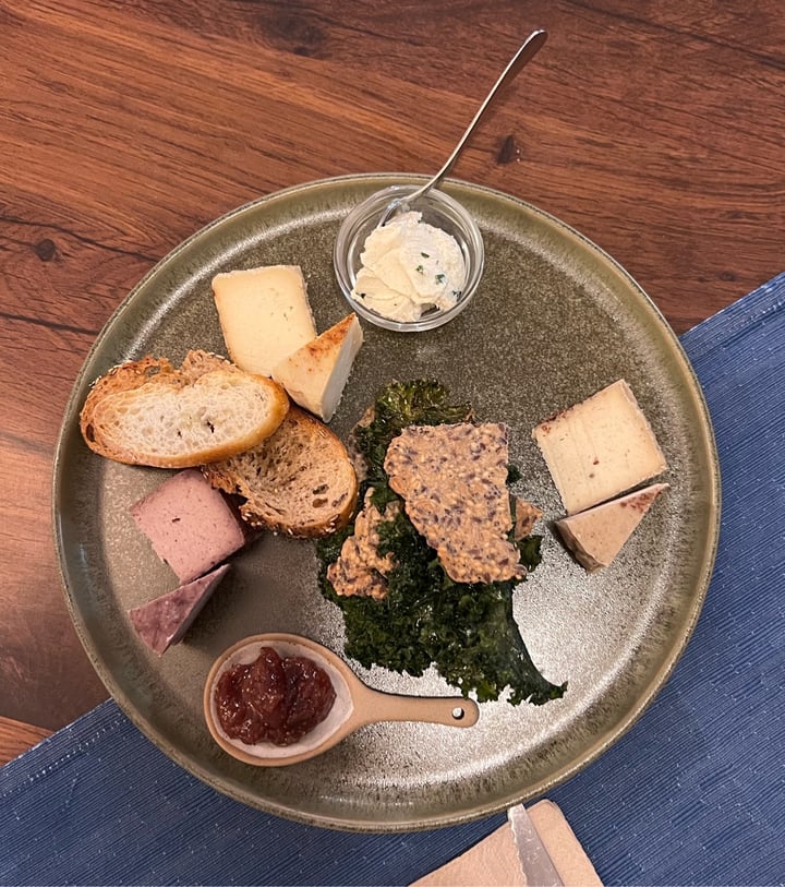 review photo of Bahía Verde Tabla De Quesos Veganos / Vegan Cheese Plate shared by @gastongordon on 15 Dec 2021 - review