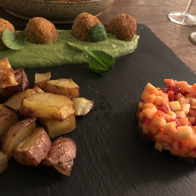 Photo of the dish “Polpette di legumi e aromi toscani su crema di broccoli al curry giallo Thai con tartare di fragole, mango e germogli e patate arrosto”