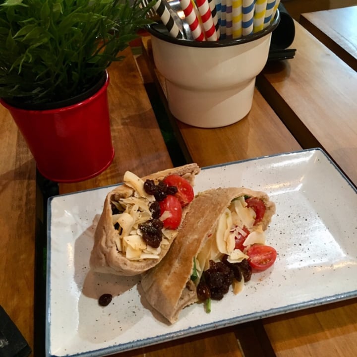 photo of Shake Farm Hummus Pita 🥙 shared by @vikas on  10 Apr 2019 - review